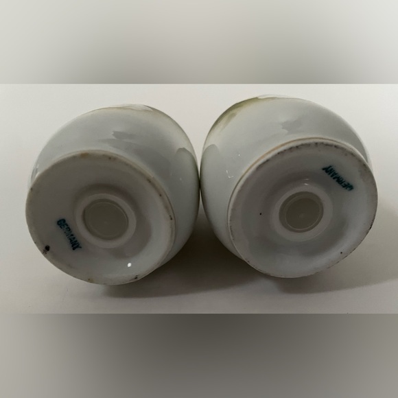 VINTAGE PORCELAIN SALT & PEPPER SHAKERS. - Picture 5 of 5